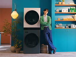 LG 트롬 오브제컬렉션 워시타워 옆에 기대 서있는 주우재